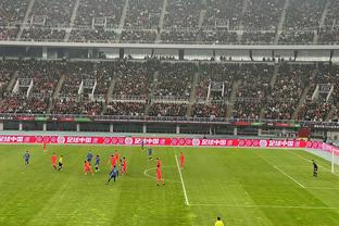 现场等韩国队和孙兴慜的球迷好像比国足都多